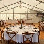 Une table de mariage dans un chapiteau dans les jardins du temps