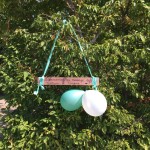Décoration pour un mariage avec 2 ballons et un panneau de bienvenue.